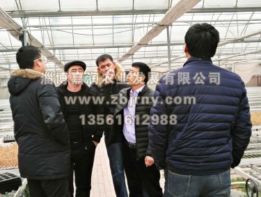 張總與哈薩克斯坦技(jì)術(shù)人(rén)員(yuán)交流