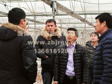 張總與哈薩克斯坦技(jì)術(shù)人(rén)員(yuán)交流